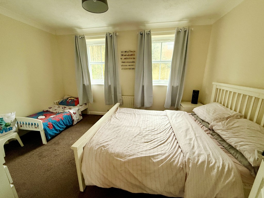 Lot: 180 - FREEHOLD MODERN END-TERRACE HOUSE INVESTMENT - Bedroom one